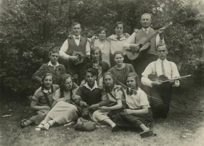 Grupa młodych z Recklinghausen na wycieczce do Hardt, 1933 - Grupa młodych z koła śpiewaczego Kalina z Recklinghausen na wycieczce do Hardt, fotografie czarno-biała, 7,7 x 10,6 cm, 1933 r.  