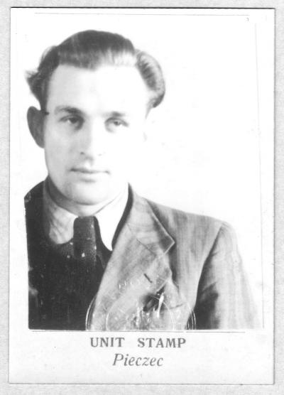 Tadeusz Nowakowski w Maczkowie w 1946 r. - Tadeusz Nowakowski, fotografia z dowodu osobistego wystawionego w Maczkowie w 1946 r.  