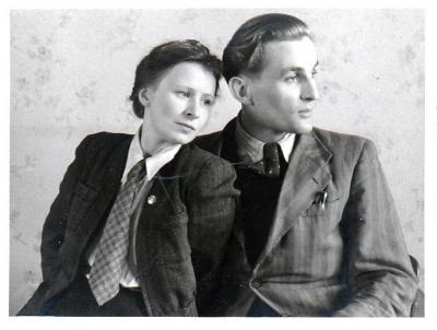 Teresa i Tadeusz Nowakowscy w Maczkowie w 1946 r.  - Teresa i Tadeusz Nowakowscy: młoda para w Maczkowie 1946 r.  