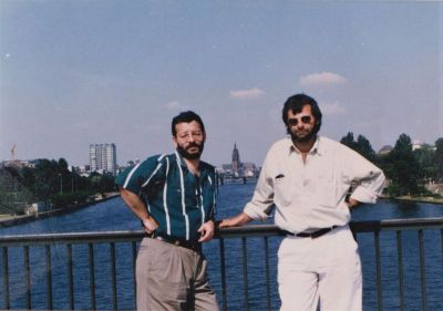 Marek Pelc (rechts) mit dem Regisseur Andrzej Falber - Frankfurt am Main Ende der 1990er Jahre 