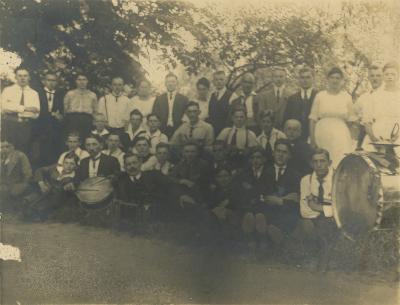 Polnischer Jugendverein in Recklinghausen, 1921 -  Polnischer Jugendverein in Recklinghausen, 1921, eine schwarz-weisse Fotografie, 8,2 x 10,7 cm, 1921 