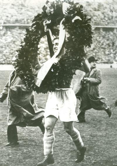 Ernst Kuzorra, 1929 r. - Ernst Kuzorra zdobywa pierwszy tytuł zachodnioniemiecki w Schalke w 1929 roku 