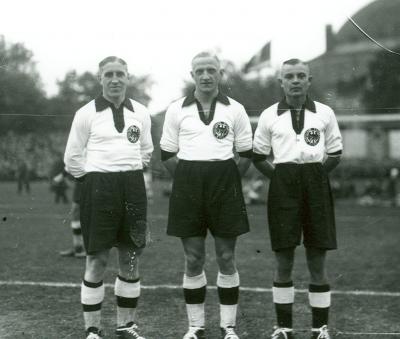  Ernst Kuzorra w reprezentacji Niemiec w piłce nożnej, 1927 -  Ernst Kuzorra w reprezentacji Niemiec w piłce nożnej, 1927 