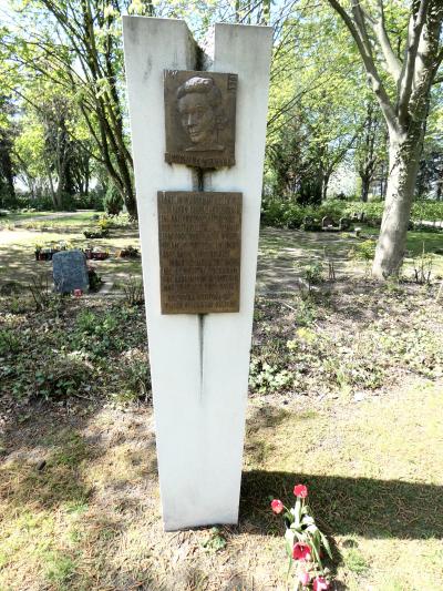 Stele mit Gedenktafel und dem Reliefbild von Krystyna Wituska - Gertraudenfriedhof in Halle 