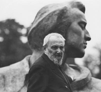 Der Bildhauer Wacław Szymanowski vor dem von ihm geschaffenen Chopin-Denkmal in Warschau, 1929/30 - Der Bildhauer Wacław Szymanowski vor dem von ihm geschaffenen Chopin-Denkmal in Warschau, 1929/30 