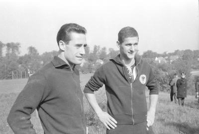 Bramkarz Hans Tilkowski i Max Lorenz, 1965 r. - Bramkarz Hans Tilkowski (z lewej) i Max Lorenz na obozie treningowym reprezentacji Niemiec w piłce nożnej w szkole sportowej Malente, 1965 r. 