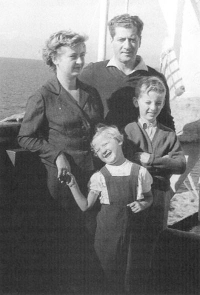 Departure from Naples to Haifa in 1956: Lucie and Leon Reif with Eva and Marcel. - Lucie and Leon Reif with Eva and Marcel 
