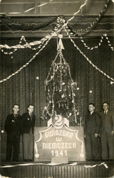 Boże Narodzenie w Niemczech 1941 z „P” - Czarnobiała-Fotografia z okazji Swiąt Bożego Narodzenia polskich robotników przymusowych w Niemczech (miejsce nieznane).  