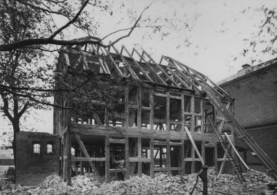 Rozbiórka domu, w którym przebywał J. Piłsudski - Rozbiórka domu, w którym przebywał J. Piłsudski. 