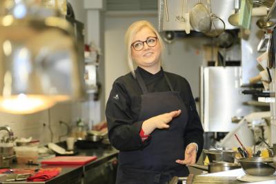 Agata Reul in der Küche - Agata Reul versteht sich als Teil des Teams. Sie scheut keine Art von Arbeit in ihren Restaurants und packt bei allen Vorgängen mit an. Oft steht sie selbst in der Küche und serviert, wenn im Personal jemand ausgefallen ist.  