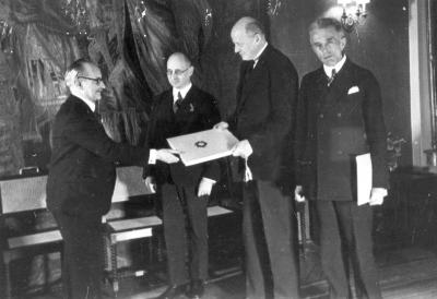 Wręczenie  - Wręczenie tytułu doktora honoris causa Uniwerstytetu w Münster Janowi Łukasiewiczowi w siedzibie Ambasady Niemiec w Warszawie 20 grudnia 1938 r. 