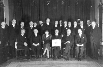Wręczenie tytułu doktora honoris causa - Pierwszy rząd: po lewej Heinrich Scholz, w środku Jan Łukasiewicz, obok jego żona Regina Barwińska, za nią Hans Adolf von Moltke, drugi rząd, czwarty od prawej - Adolf Kratzer  
