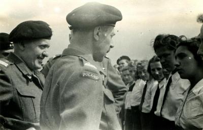 Gen. Bór-Komorowski z gen. Maczkiem - Gen. Bór-Komorowski wizytuje Maczków z gen. Maczkiem (po lewej), 1945 r.