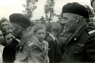 Gen. Bór-Komorowski wizytuje Maczków z gen. Maczkiem - Gen. Bór-Komorowski wizytuje Maczków z gen. Maczkiem, 1945 r.