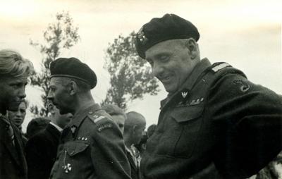 Gen. Bór-Komorowski wizytuje Maczków z gen. Maczkiem  - Gen. Bór-Komorowski wizytuje Maczków z gen. Maczkiem (po prawej), 1945 r.