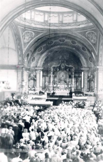 Ślub na ok. sto polskich par - Ślub na ok. sto polskich par w kościele św. Marcina w Maczkowie, 29 listopada 1945 r.