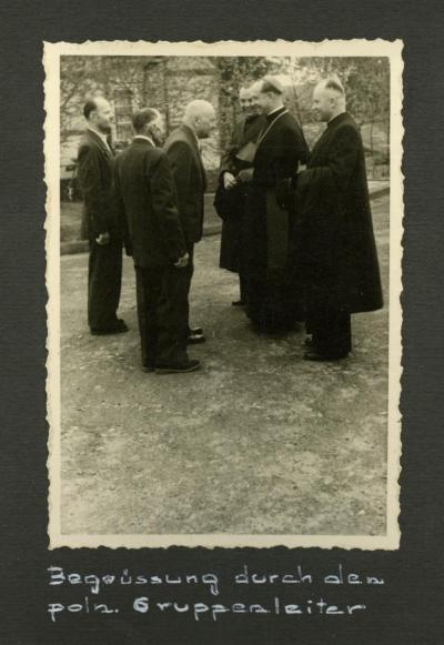 Begrüßung durch den polnischen Gruppenleiter - Begrüßung durch den polnischen Gruppenleiter, schwarz-weiß Fotografie, 1955, 13,5 x 8,5 cm 