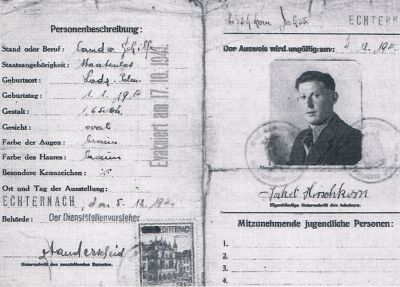Przepustka graniczna na nazwisko Jakob Hirschkorn, 1940 r.  - Pieczątka „Evakuiert am 17.10.1941” (Ewakuowany 17.10.1941 r.) stanowiła dowód deportacji w postępowaniu odszkodowawczym. 