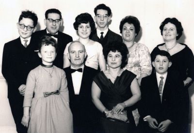 Rodziny Erny i Pauli, koniec lat 50. - Górny rząd, od lewej: Adrian, Eddy, Leslie i Raymond Binki, Rita Hirschkorn (żona Norberta) oraz Erna Binki; u dołu: Hilary, Chaim, Paula i Alan Berlinowie. 