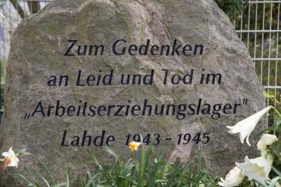 Gedenkstein in Petershagen-Lahde (Dingbreite) - Gedenkstein zur Erinnerung an das Arbeitserziehungslager der SS in Lahde, 1943-45 (heute auf der Dingbreite in Petershagen-Lahde). 