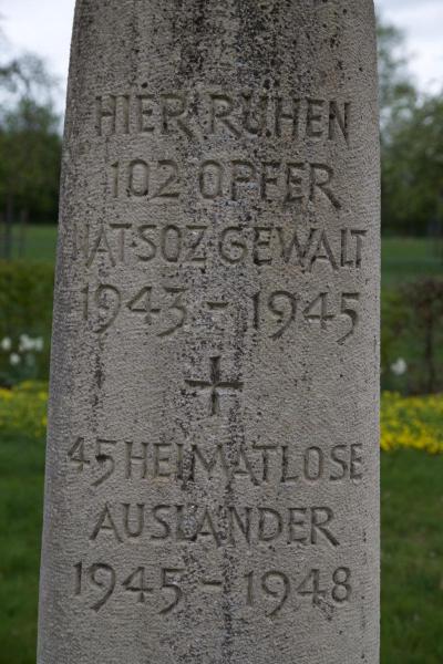 Friedhof Petershagen-Lahde - Gedenkstein zur Erinnerung an zahlreiche Opfer der nationalsozialistischen Gewalt 1943-1948 auf dem Städtischen Friedhof in Petershagen-Lahde (Ostwestfalen-Lippe), darunter vermutlich viele Polen. 