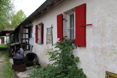 Ein Künstlerhaus in einer ehemaligen Baracke - Heute ist das Areal des ehemaligen Zwangsarbeiterlagers Neuaubing durch seine bestehende soziokulturelle Mischnutzung geprägt.  