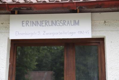 Erinnerungsraum, der von den Künstlern errichtet wurde - Die Künstler an der Ehrenbürgerstraße hatten bereits auf eigene Bestrebungen einen Erinnerungsraum in einer der Baracken errichtet, um an das Zwangsarbeiterlager Neuaubing zu erinnern. 