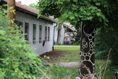 Blick auf ein Künstlerhaus in einer ehemaligen Baracke - Heute ist das Areal des ehemaligen Zwangsarbeiterlagers Neuaubing durch seine bestehende soziokulturelle Mischnutzung geprägt.  