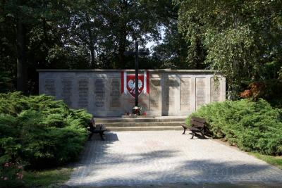 Polski pomnik na cmentarzu w Dortmundzie - Polski pomnik na cmentarzu w Dortmundzie (wejście od Rennweg), 2018 r. 