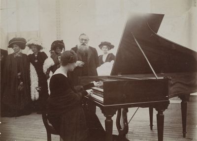 In Paris 1908 - Wanda Landowska am Cembalo im Rodin-Pavillon an der Place de l’Alma anlässlich der Gedächtnisfeier für Eugène Carrière. 
