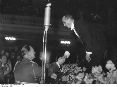 Jan Kiepura po koncercie 25 lutego 1935 roku - Jan Kiepura po koncercie 25 lutego 1935 roku podczas uroczystości otwarcia Niemiecko-Polskiego Instytutu w Berlinie. Tuż po koncercie rękę Jana Kiepury ściska premier Prus Hermann Göring. 