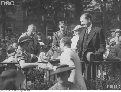 Jan Kiepura przyjmuje gratulacje od żony ministra pracy Seldte, 1936 - Jan Kiepura przyjmuje gratulacje od żony ministra pracy Seldte, po koncercie na przyjęciu wydanym na jego cześć przez Instytut Niemiecko-Polski w berlińskim ogrodzie zoologicznym. 