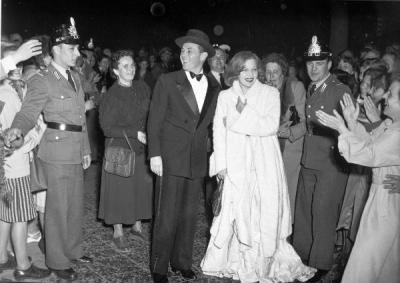 Jan Kiepura und seine Ehefrau Martha Eggerth, 1952 - Jan Kiepura und seine Ehefrau die Sängerin und Schauspielerin Martha Eggerth bei den Berliner Filmfestspielen im Jahre 1952. 