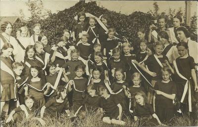 Berlin 1915 - Janina Kłopocka on a school trip (Second row, second from the left).