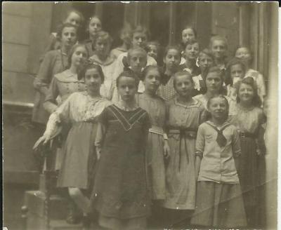 Berlin 1916 r. - Uczennice Schweringsches Lyzeum für Mädchen,  Janina Kłopocka druga od lewej w drugim rzędzie.