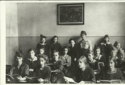 Berlin 1917 - Schoolgirls at the Scherings’chen Lyceum. Janina Kłopocka (First row, second from the left).