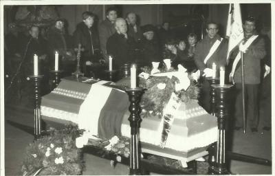 5. marzec 1982 r. - Olesno, trumna Janiny Kłopockiej okryta flagą narodową z Rodłem w towarzystwie pocztów sztandarowych.