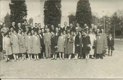 1920er Jahre - An excursion by the Polish “Harmonia” Singing Club in Berlin.  Janina Kłopocka with her sister, Łucja (on the right in a dark coat).
