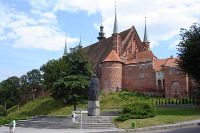 Katedra we Fromborku - Katedra we Fromborku (Frauenburg) z pomnikiem Mikołaja Kopernika 
