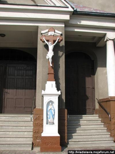 The church cross to the right of the main entrance of St. Mary Magdalene´s Church - The church cross to the right of the main entrance of St. Mary Magdalene´s Church in Radlin II (Wodzisław Śląski)