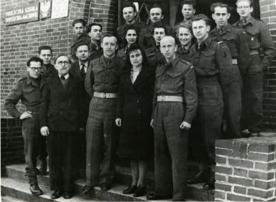 Nauczyciele polskiej szkoły powszechnej w Maczkowie - Nauczyciele polskiej szkoły powszechnej w Maczkowie, 1946 r.