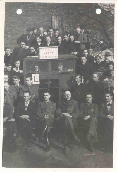 Nauczyciele i uczestnicy kursu zawodowego na prawo jazdy - Nauczyciele i uczestnicy kursu zawodowego na prawo jazdy w Maczkowie, 1945 r.
