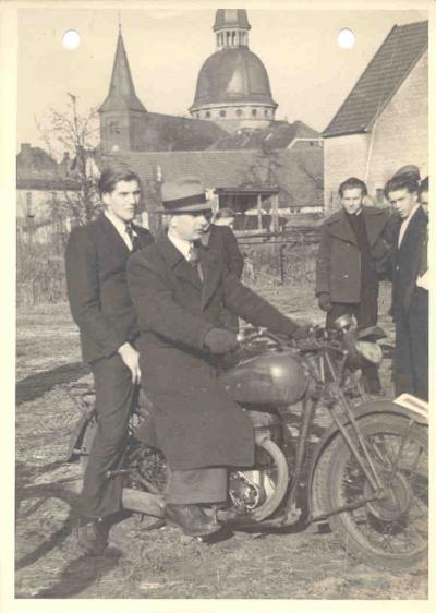 Uczestnicy kursu zawodowego na prawo jazdy  - Uczestnicy kursu zawodowego na prawo jazdy w Maczkowie, 1945 r.