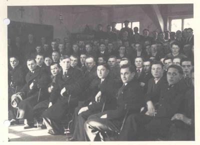 Uczestnicy kursu zawodowego na prawo jazdy - Uczestnicy kursu zawodowego na prawo jazdy w Maczkowie, 1945 r.