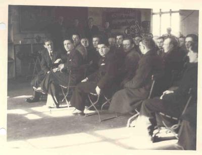 Uczestnicy kursu zawodowego na prawo jazdy  - Uczestnicy kursu zawodowego na prawo jazdy w Maczkowie, 1945 r.