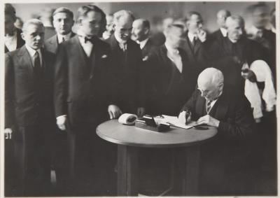 The official opening of the Polish Grammar School in Bytom. President Felix Calonder signs the Remembrance Chronicle (1932) - The official opening of the Polish Grammar School in Bytom. President Felix Calonder signs the Remembrance Chronicle (1932) 