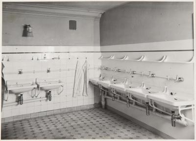 Waschraum, Polnisches Gymnasium in Beuthen (30er Jahre des 20. Jh.) - Waschraum, Polnisches Gymnasium in Beuthen (30er Jahre des 20. Jh.) 