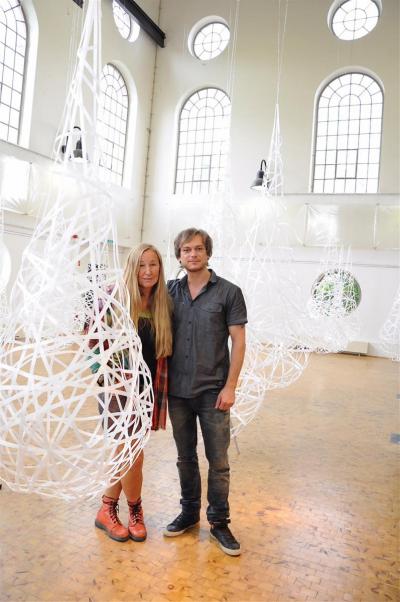 Z Danutą Karsten - Thomas Godoj i rzeźbiarka Danuta Karsten na tle jej wystawy (wraz z pracami Dirka Hupe) pod tytułem „Vernetzungen“ w Maszynowni byłej Kopalni Scherlebeck w miejscowości Herten. 