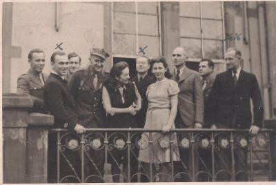 Pierwszy od prawej Kazimierz Odrobny - Pierwszy od prawej Kazimierz Odrobny. Pozostała grupa na fotografii to nauczyciele ze szkoły dla polskich dipisów w Lippstadt, ok. 1947/1948 r.  