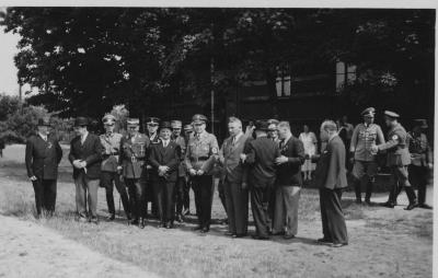 Polnische Gäste am Haus in Magdeburg, in dem Piłsudski interniert war. - Polnische Gäste am Haus in Magdeburg, in dem Piłsudski interniert war. 